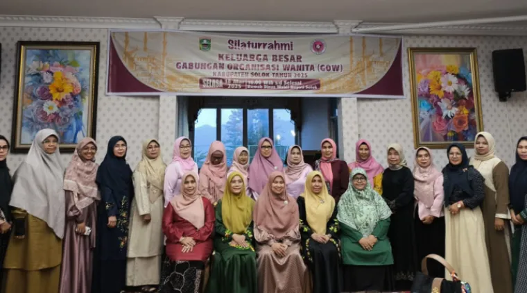 Ny. Lian Octavia Candra (duduk tengah) foto bersama diacara silaturahmi keluarga besar Pengurus GOW Kabupaten Solok periode 2025-2030.