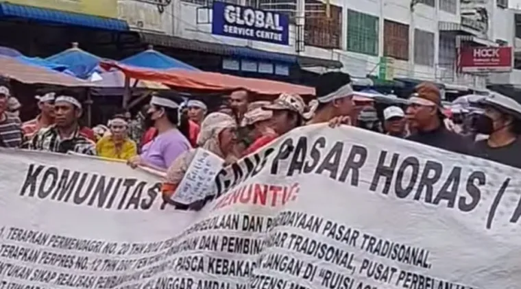 Pedagang Pasar Horas (KP2H) Gelar Aksi Unjuk Rasa, Pertanyakan Kepemimpinan Wesly