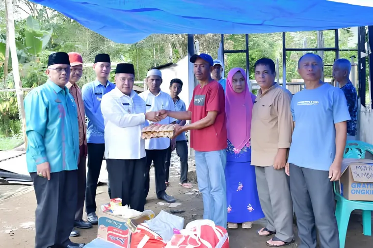 Bupati Agam, Beni Warlis, langsung turun tangan dengan membawa bantuan dari Dinas Sosial berupa selimut, bantal, tikar, peralatan mandi, serta bahan pokok