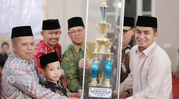 Wako Ramadhani Kirana Putra (kanan), Kabag Kesra, Feri Hendria (baju batik merah) dan Pejabat lainnya, saat penyerahan Piala kepada Pemenang MTQ.