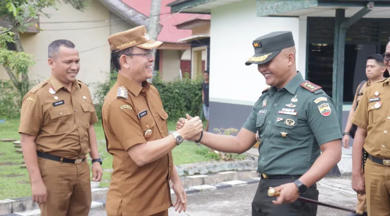 Walikota Payakumbuh Zulmaeta salam kompak dengan Dandim 0306 Letkol Inf Ucok Namara ketika mengunjungi Markas Komando Distrik Militer (Makodim) 0306/50 Kota, Selasa 11 Maret 2025.