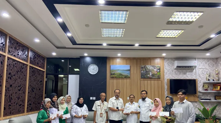 Plt. Sekwan DPRD Sumbar Berikan Santunan bagi Keluarga Besar Sekretariat dan Anak-Anak Sekitar