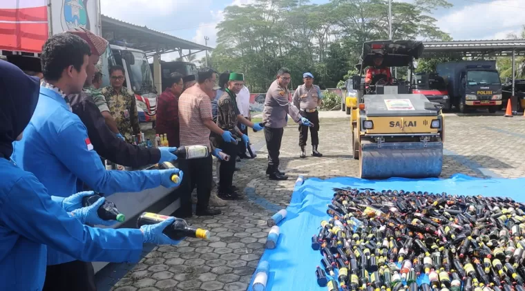 Polres Lampung Selatan Musnahkan Ratusan Botol Miras Jelang Ramadhan