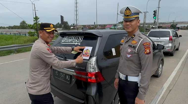 Polres Ogan Ilir Bagikan dan Pasang Stiker &quot;Hotline Mudik 110&quot; pada kendaraan