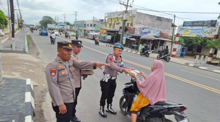 Polsek Indralaya Bagikan Takjil Gratis untuk Pengendara yang Melintas di Depan Mako Polsek