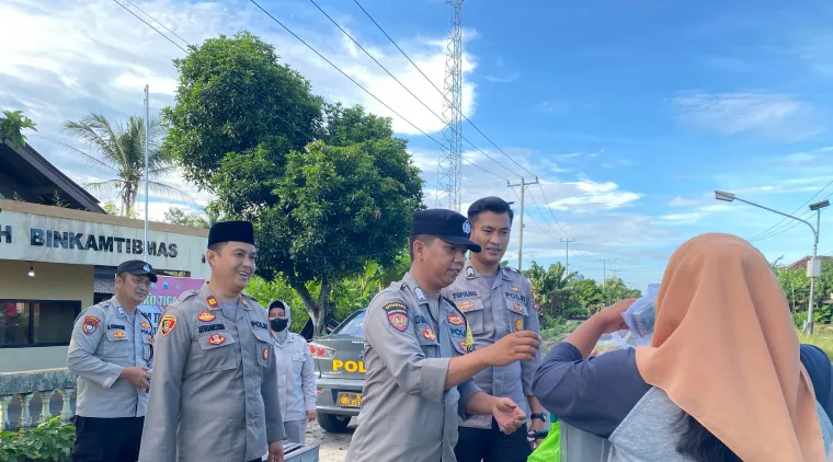 Polsek Penengahan Bagikan Takjil Gratis di Ketapang, Ajak Warga Berlomba dalam Kebaikan