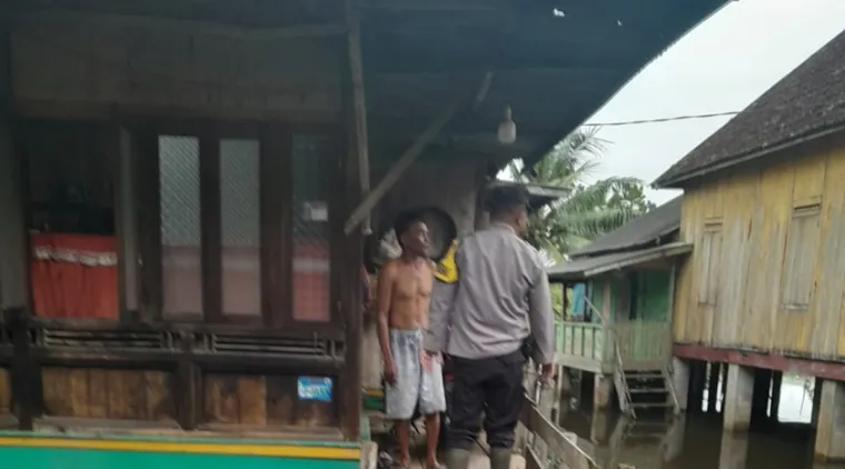 Polsek Tanjung Batu Bersama BPBD Tinjau Warga Terdampak Banjir