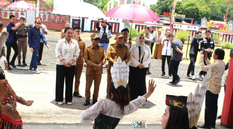 Prosesi Tari Penyambutan dan Potong Pantan Digelar di Rumah Jabatan Bupati Murung Raya