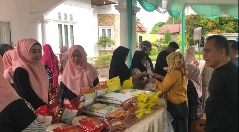 Rumah Dinas Bupati Pessel Diserbu Warga, TP-PKK Gelar Pasar Murah Ramadan