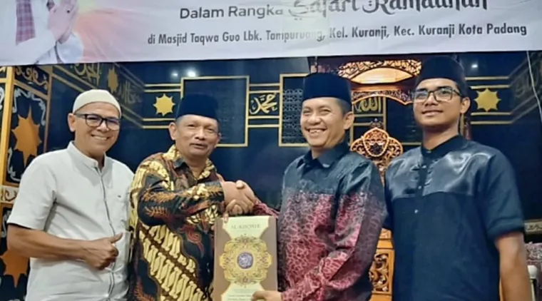 Safari Ramadan, Evi Yandri Wakil DPRD Sumbar, Serahkan Bantuan dan Ajak Warga Dukung Pembangunan