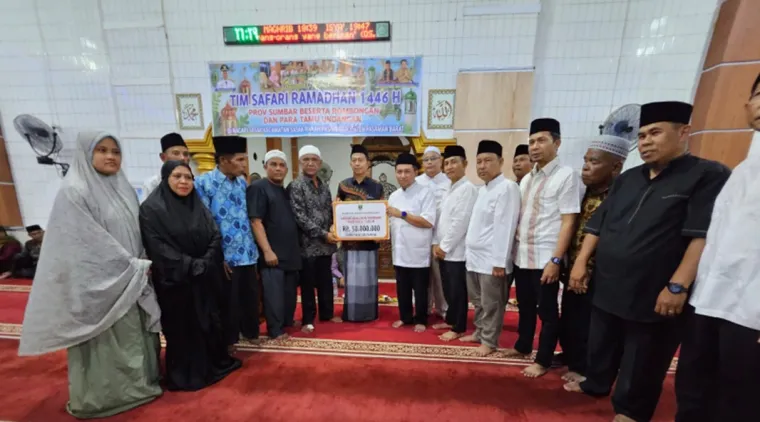 Safari Ramadhan Sumbar di Pasaman Barat, UNP Serahkan Bantuan Rp50 Juta untuk Masjid Baiturrahman