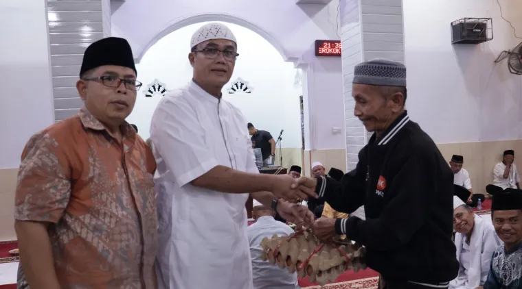 Sekretaris Daerah kota Payakumbuh Rida Ananda mendampingi Tim Safari Ramadhan (TSR) Provinsi Sumatera Barat mengunjungi masjid Amaliyah, kelurahan Tiakar, Payakumbuh Timur, Minggu 9 Maret 2025.