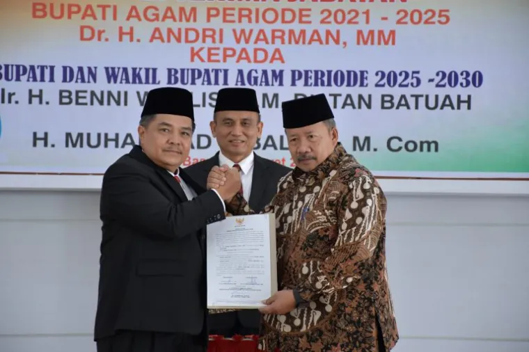 Serah terima jabatan (sertijab) Bupati Agam periode 2021-2025, Dr. H. Andri Warman, MM, kepada Bupati Agam terpilih periode 2025-2030, Ir. H. Benni Warlis, MM