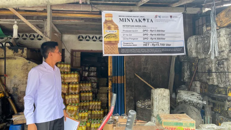 Satreskrim Polres Agam bersama Dinas Perindustrian, Perdagangan, dan Tenaga Kerja (Perindag-Naker) Kabupaten Agam melakukan inspeksi mendadak (sidak)