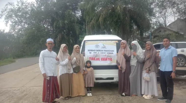 Siswa SMP IT Great School Sungai Rumbai Bagikan Takjil Gratis di Bulan Ramadhan