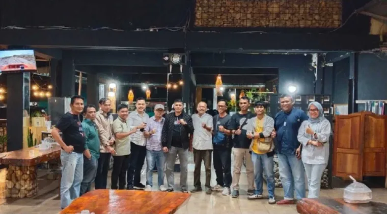 Tokoh Muda Zeki Buka Bersama dengan Insan Pers, di sebuah cafe ternama di Patakumbuh, Minggu 16 Maret 2025.