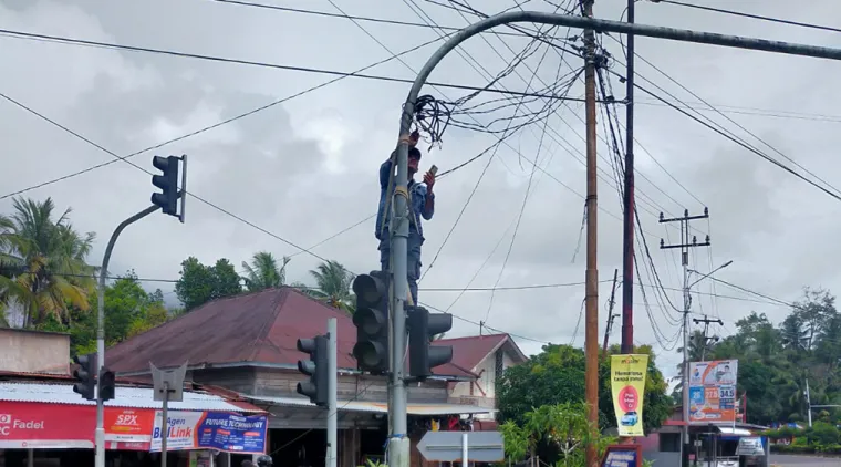 Saat teknisi sedang perbaikan traffic light Simpang Apar Kota Pariaman.