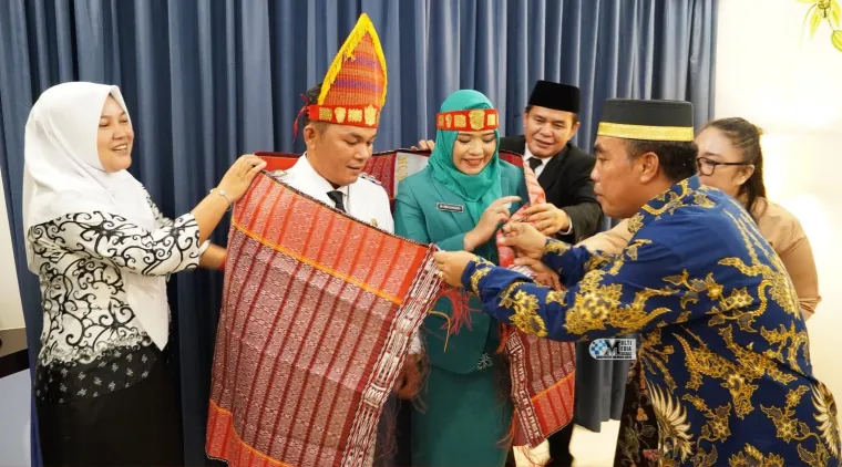 Wabup Murung Raya Rahmanto Muhidin Terima Penghargaan Marga Lumban Gaol