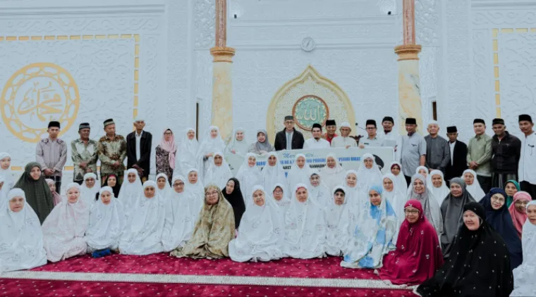 Wabup Candra (tengah) Ketua GOW, Ny. Lian Octavia Candra dan Jemaah lainnya, di Masjid Raya Talang.