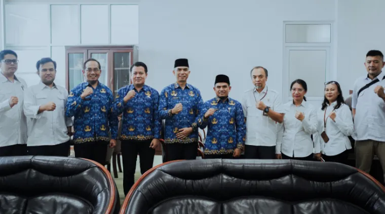 Wabup Candra (5 kanan) dan Pejabat lainnya, bersama Tim BPK RI Perwakilan Sumbar.