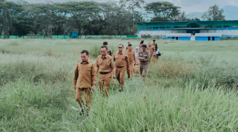 Wabup Candra (depan) dan Pejabat lainnya, saat meninjau Stadion Tuanku Tabiang, berjalan diantara semak belukar yang tumbuh subur diatas lapangan Stadion Tuanku Tabiang.