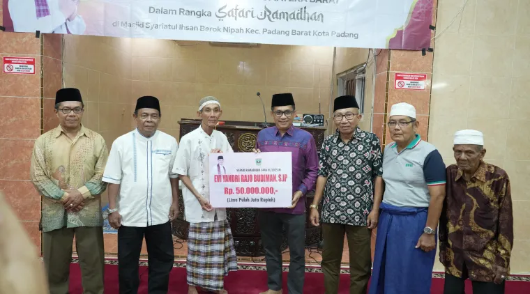 Wakil Ketua DPRD Sumbar Salurkan Bantuan untuk Masjid, Soroti Maraknya Tawuran di Padang