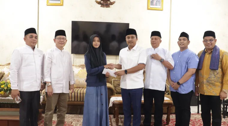 Wako Payakumbuh dan Wagub Sumbar Vasko Serahkan Bantuan Beasiswa