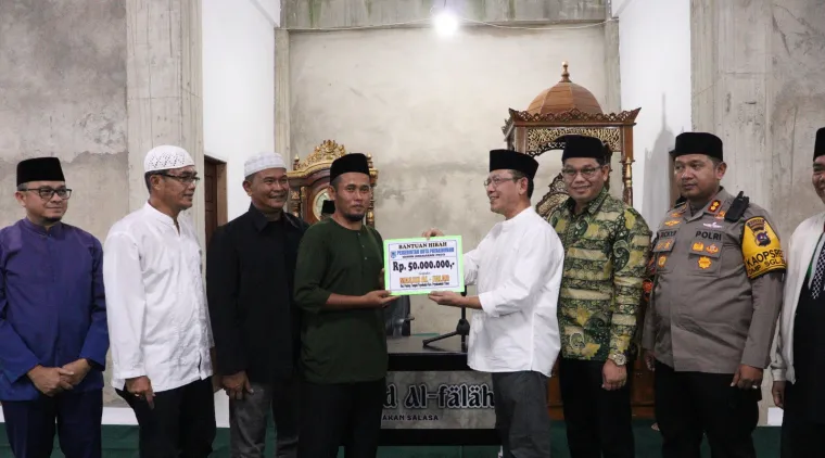 Wako Payakumbuh Zulmaeta Serahkan Bantuan Buat Masjid Al-Falah Sebesar Rp50 Juta bagi masjid Al-Falah, kelurahan Padang Tangah Payobadar, Kecamatan Payakumbuh Timur, Selasa 11 Maret 2025 malam.