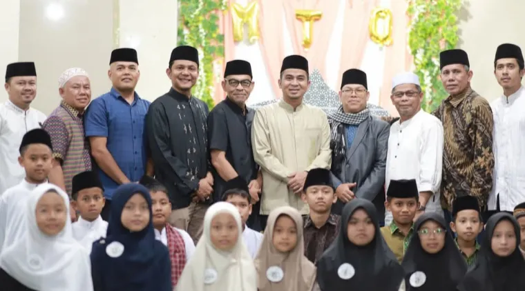 Wako Ramadhani Kirana Putra (tengah) dan Pejabat lainnya, bersama peserta MTQ MDTA.