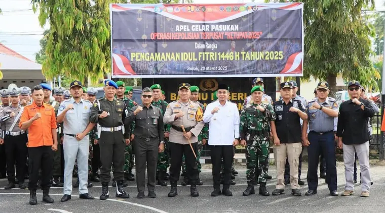 Wako Ramadhani KP (tengah baju putih) dan Kapolres Solok Kota AKBP Abdus Syukur Felani, S.I.K, di giat Apel Gelar Pasukan.