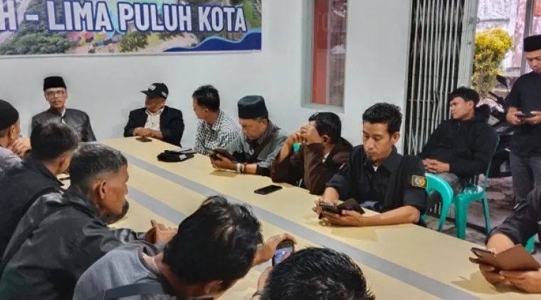 Wartawan Luak Limopuluah Jamu Ex Bupati Safaruddin dengan Bubar, di sekretariat Persatuan Wartwan Indonesia (PWI), Jumat 14 Maret 2025.