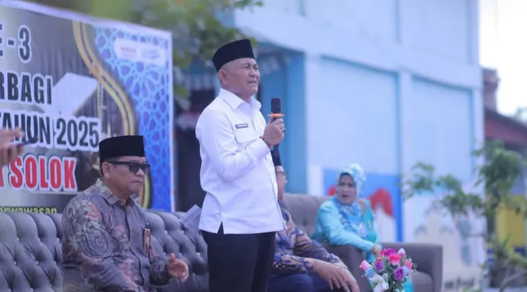 Wawako Suryadi Nurdal memberi sambutan diacara Wisuda Tahfidz Alquran Ke-III dan OSIS Spenda berbagi di SMPN 2 Kota Solok.