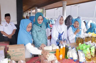 Eni Muis Zulmaeta, secara resmi membuka bazar Ramadan digelar oleh gabungan organisasi Islam se-kota Payakumbuh, Rabu 12 Maret 2025.