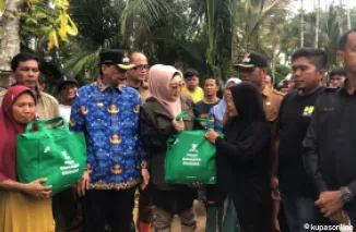 Anggota DPR RI Lisda Hendrajoni, Tinjau Dan Salurkan Bantuan Sembako Untuk Korban Banjir di Pelangai Gadang