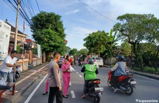 Berbagi Berkah Ramadan, Polsek Denpasar Utara Bagikan Takjil ke Pengendara