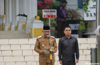 Bupati Limapuluh Kota Safni Sikumbang memimpin apel seluruh ASN di jajaran Pemkab Limapuluh Kota di pelataran komplek kantor bupati Sarilamak, Senin, 3 Maret 2025.