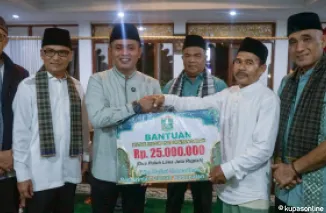 Bupati Jon Firman Pandu (tengah) menyerahkan bantuan uang kepada Pengurus Masjid Darul Qarar Lubuk Selasiah (2 kanan).