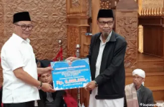 Wako Bukittinggi serahkan honor penceramah ke Masjid Jamik Surau Gadang