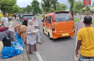 Dharma Wanita UNP Berbagi Pabukoan untuk Masyarakat di Bulan Ramadan