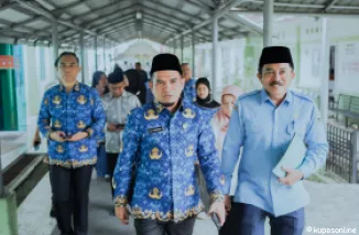 Wabup Candra didampingi Direktur PDAM, Febri Fauza (kanan),Sekda Medison (belakang kiri),Direktur RSUD, dr. Sri Efianti, dan Pejabat lainnya,saat meninjau ketersediaan air bersih di RSUD Arosuka.