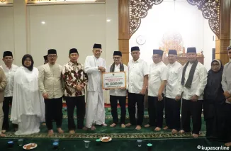 Didampingi wakil walikota Payakumbuh Elzadaswarman, tim provinsi serahkan bantuan pembangunan masjid Al Muttaqin kelurahan Tanjung Pauh, kecamatan Payakumbuh Barat, senilai Rp50 juta, Senin 3 Maret 2025.