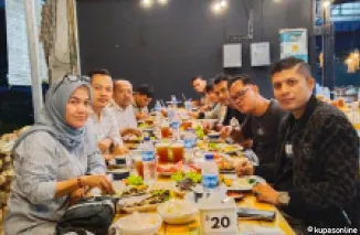 Dimomen Ramadhan, Zeki Oktariza Karini Jalin Keakraban dengan Wartawan, di sebuah cafe terkenal kota Payakumbuh, Minggu 16 Maret 2025.