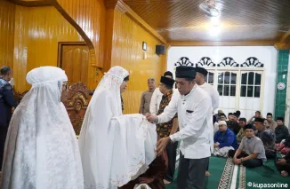 Ketua Wirman Putra Dt. Rajo Mantiko Alam ketika menyerahkan bantuan hibah sebesar Rp50 juta untuk pembangunan masjid Assa'adah di kelurahan Sawah Padang Aua Kuniang dalam rangkaian Safari Ramadan 1446 H, Selasa 11 Maret 2025.