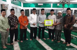 Foto bersama, penyerahan bantuan uang secara simbolis dari Tim XV Ramadan 1446 H Pemko Solok kepada Pengurus Masjid Al Muhajirin VI Suku.