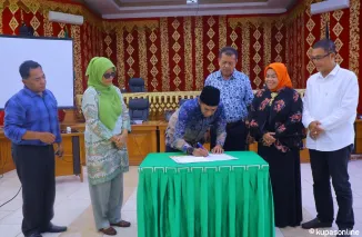 Ketua DPRD kota Payakumbuh Wirman Putra Dt. Rajo Mantiko Alam didampingi wawako Elzadaswarman wakil ketua Hurisna Jamhur, Erlindawati, sekda Rida Ananda saat menanda tangani berita acara RPJMD 2025-2029 di ruang sidang DPRD, Sabtu 22 Maret 2025.