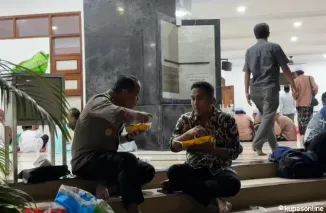 Gaya Buka Puasa Merakyat Wagub Vasko Ruseimy, Lesehan Bareng Kapolda Sumbar di Pinggir Masjid