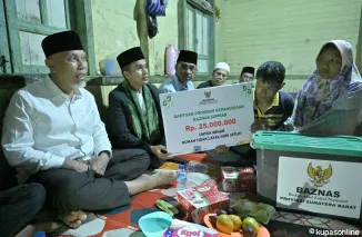 Gubernur Sumbar Serahkan Bantuan Rehab Rumah di Agam, Ingatkan Pentingnya Pendidikan Anak