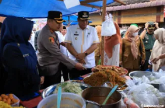 Wali Kota Pariaman, Yota Balad dan rombongan ketika meninjau pasar pabukoan tersebut.