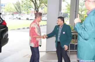 Jelang Raker dimulai ketua IDI Payakumbuh-Limapuluh Kota Efriza Naldi bersalaman dengan wawako Payakumbuh di lobi kantor Balaikota Payakumbuh, Sabtu 15 Maret 2025.