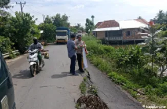 Jalan Penghubung Desa Longsor Polsek Muara Kuang  dan Pasang Spanduk Peringatan